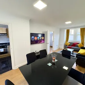 https://4-bedrooms-2-bathrooms-parking-spacious-house.cambridgehotelsuk.com